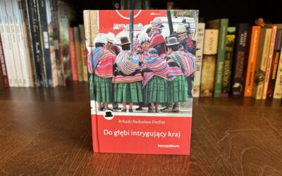 Tam, gdzie tęskni się za morzem – recenzja książki „Do głębi intrygujący kraj”